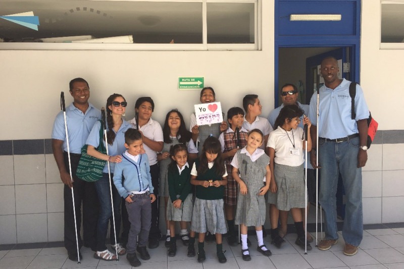 Holman Prizewinner Conchita Hernandez and the staff of METAS stand with schoolchildren