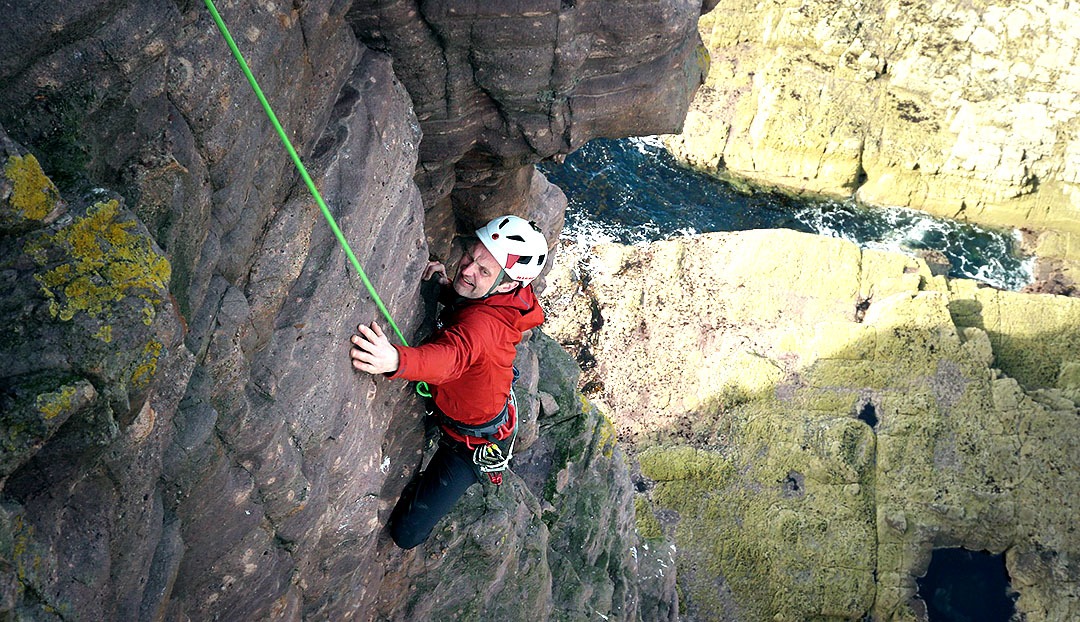 Red Szell climbs the rock formation Am Buachaille
